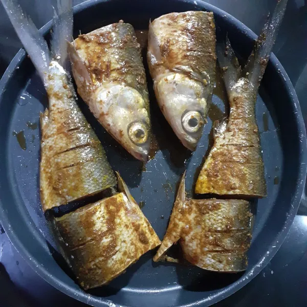 Tata ikan di loyang anti lengket, loyang biasa yang diberi olesan minyak, atau dialasi daun pisang.