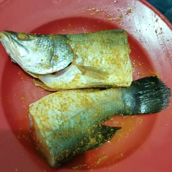 Marinasi ikan dengan bumbu ikan goreng. Lalu goreng ikan hingga kuning keemasan.