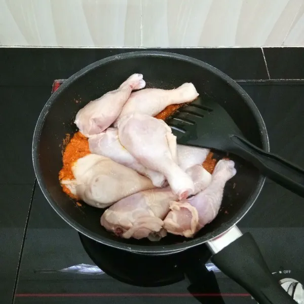 Masukkan ayam, aduk hingga rata.