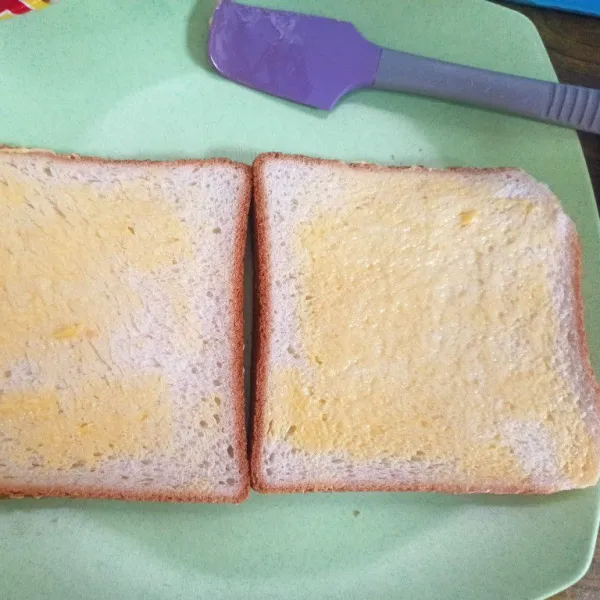 Olesi roti dengan margarin,