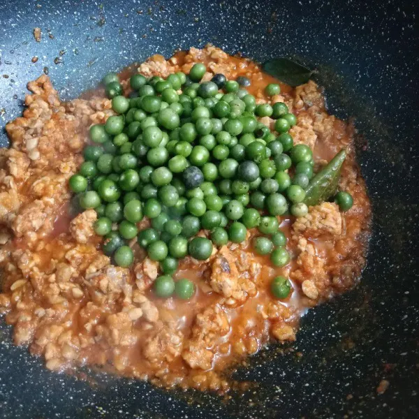 Tambahkan leunca, masak sampai layu.