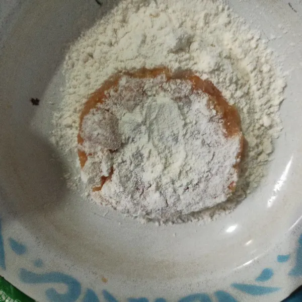 Ambil 2 sendok makan adonan ayam, bulatkan sambil dipadatkan kemudian gulingkan ke dalam tepung kering dan pipihkan.