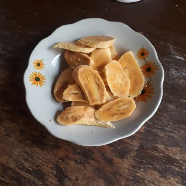 Kupas pisang dan potong serong ketebalan 1/2 cm.