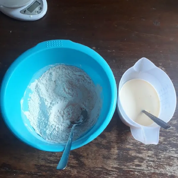 Campurkan tepung terigu, tepung tapioka, gula, garam dan baking powder, aduk rata. Campurkan telur, skm dan air, aduk hingga rata.