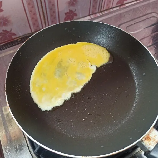 Panaskan teflon tambahkan margarin secukupnya, masukkan setelah bagian telur.
