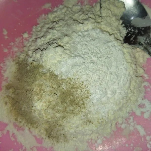 Lalu siapkan tepung terigu, tepung beras, lada bubuk, kaldu bubuk dan garam, aduk rata.