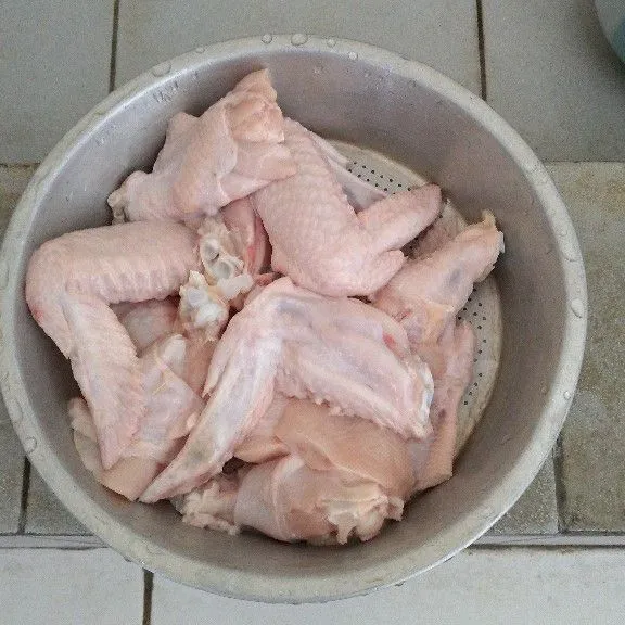 Cuci bersih ayam lalu tiriskan (saya gunakan daging ayam bagian sayap).