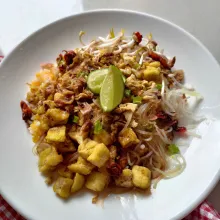 Sajikan nasi beri bihun, tauge, ayam suir, tahu kemudian siram dengan kecap pedas.