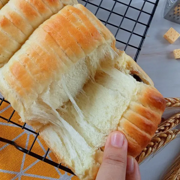 Panaskan oven terlebih dahulu kemudian masukkan loyang berisi roti, panggang roti selama 30 menit dengan suhu 180°C menggunakan api atas bawah. Setelah roti matang olesi bagian atas roti dengan margarin tunggu hingga suhu panas berkurang keluarkan roti dari loyang. Nampak serat rotinya panjang dan teksturnya lembut sekali.