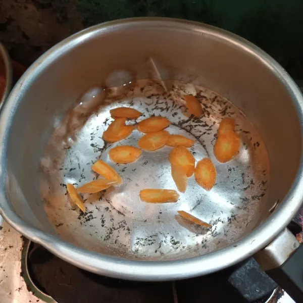 Rebus air dan wortel. Biarkan sampai wortel empuk.