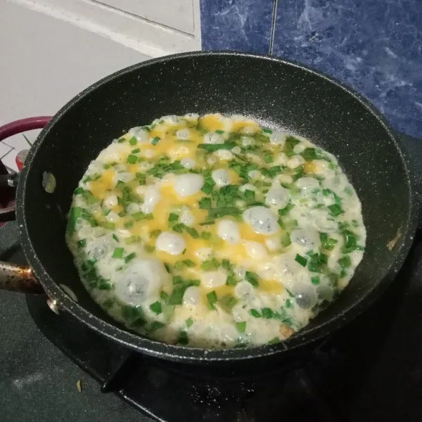 Panaskan minyak di wajan. Lalu tuang adonan telur. Buat dadar.