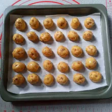 Siapkan loyang dan alasi baking paper. Tata baby potato diatas loyang. Bagian kulit menghadap ke atas.