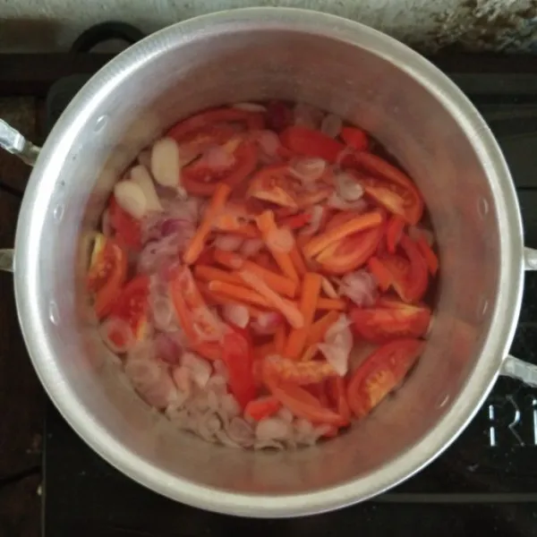 Masukkan wortel dan rebus 5-6 menit.