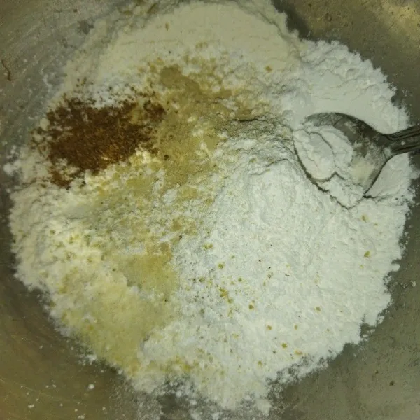 Siapkan wadah, masukka  tepung terigu, tepung beras, garam, kaldu bubuk, bawang putih bubuk dan ketumbar bubuk.