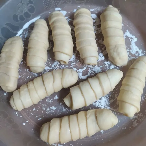Lalu lilitkan 1 bagian kulit adonan ke potongan pisang. Kemudian sambung dengan 1 bagian lagi, rekat-rekatkan agar tidak lepas sewaktu digoreng. Lakukan berulang hingga semua bahan habis.