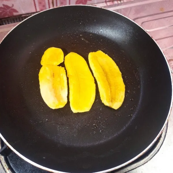 Panaskan teflon olesi dengan margarin panggang pisang sambil dibolak-balik hingga kecoklatan.