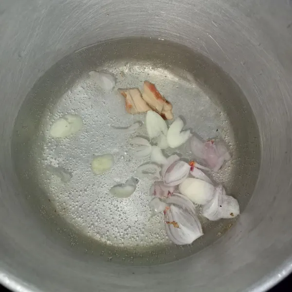 Rebus air hingga mendidih kemudian masukkan lengkuas bawang merah dan bawang putih.