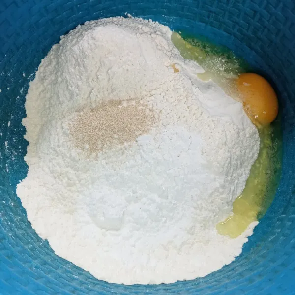 Campur tepung terigu, telur, gula halus, susu bubuk, dan ragi instan.