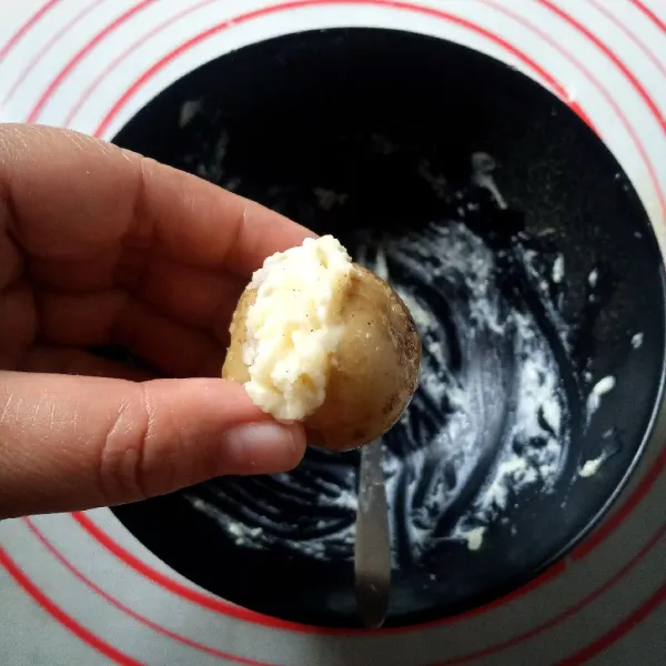 Ambil cangkang kentang masukkan adonan kentang secukupnya. Lakukan sampai habis. Oles bagian kulitnya dengan campuran minyak garam.