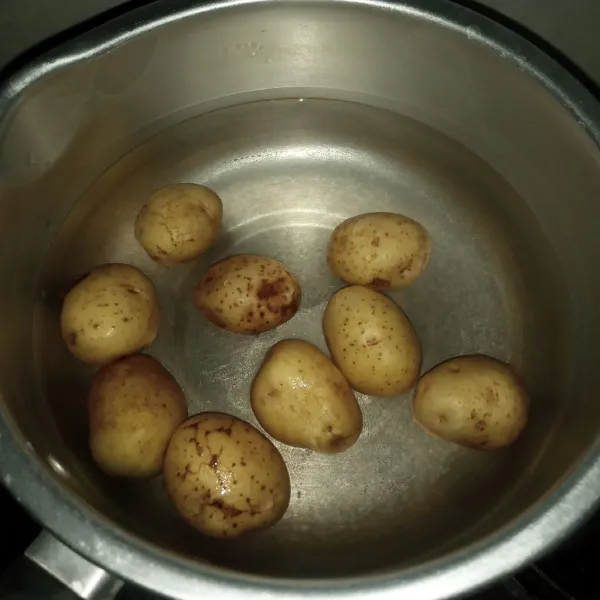 Dalam panci tuang air, masukkan kentang dan garam. Rebus sampai empuk kemudian tiriskan.