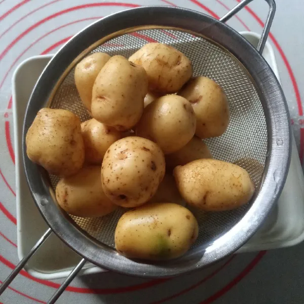 Cuci bersih baby potato tampa dikupas. Tiriskan. Lalu potong dua.