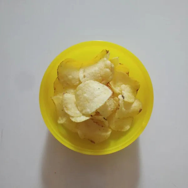 Siapkan potato chip.