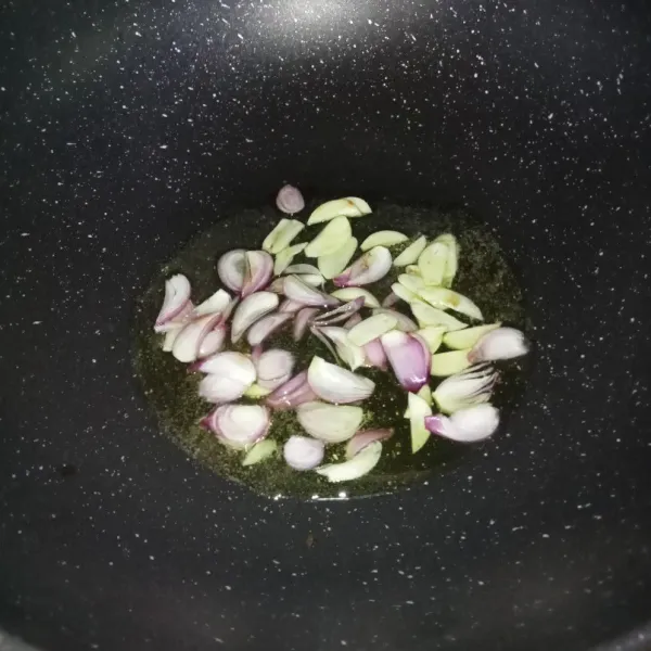 Iris tipis bawang merah dan bawang putih, lalu tumis sampai harum.