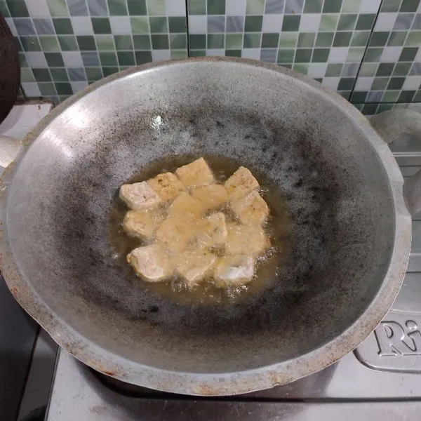Goreng tempe hingga garing, kemudian tiriskan.