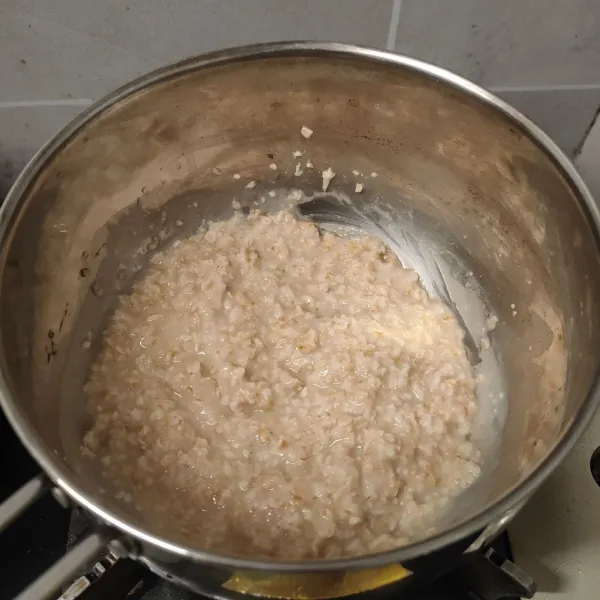 Campurkan oatmeal,1 sendok teh kaldu jamur dan 200 ml air, masak hingga oatmeal mengental, kekentalan sesuai selera.