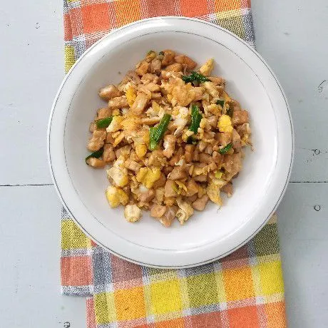 Kemudian pindahkan ke piring saji. Lebih sedap bisa ditaburi bawang merah goreng.