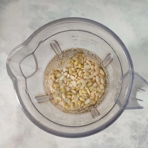Masukkan kacang kedelai ke dalam blender, tambahkan air, blender secara bertahap.