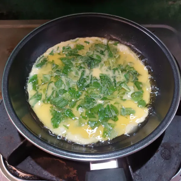 Panaskan minyak goreng lalu masukkan adonan telur.