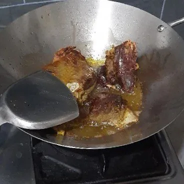 Kemudian tiriskan lalu goreng. Untuk bumbunya saring kuah bebek tadi kemudian tumis tambahkan minyak goreng sedikit-sedikit sambil terus ditumis hingga matang.
