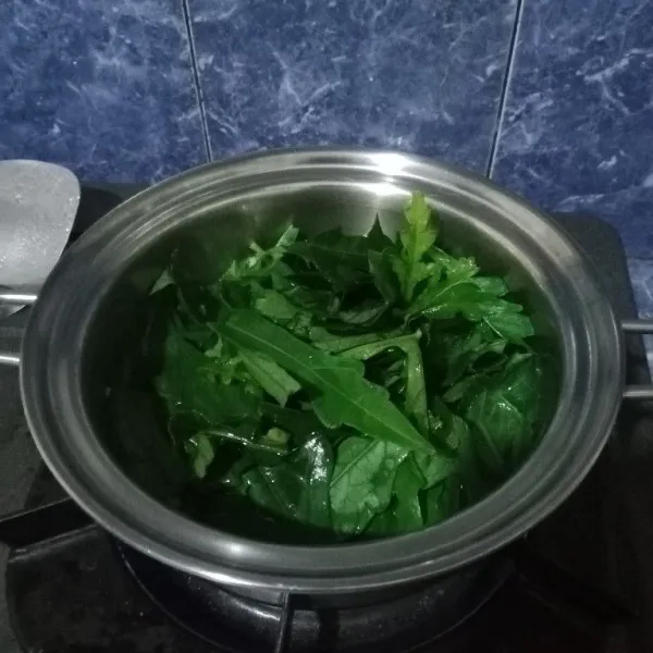 Lalu masukkan daun gedi. Masak sampai layu.