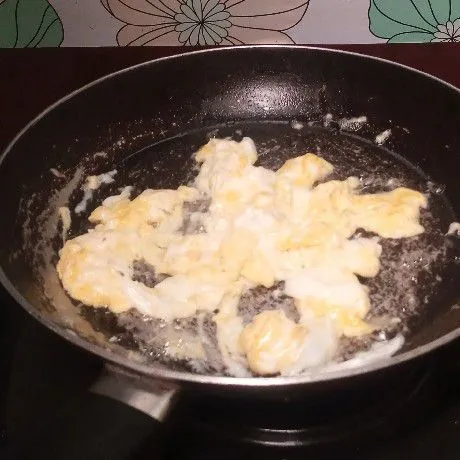 Pecahkan telur kemudian buat orak-arik. Aduk-aduk sampai matang.