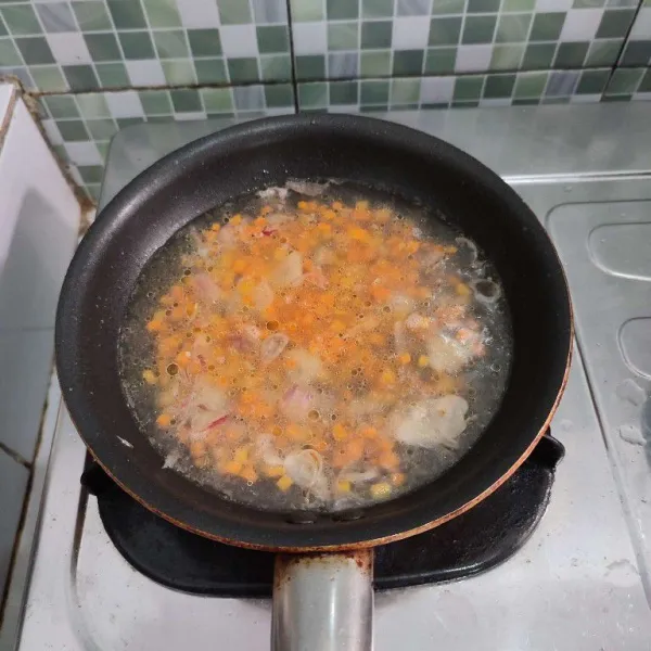 Tambahkan wortel, rebus selama 2 menit sambil ditutup.