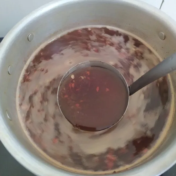 Haluskan cabe, terasi dan bawang putih. Masak bersama dengan air, gula merah, asam jawa dan gula pasir. Hingga mendidih dan gula larut. Saring, Lalu biarkan suhu ruang.