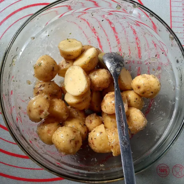 Masukkan baby potato yang sudah dipotong dua. Aduk rata. Diamkan 10 menit supaya meresap.