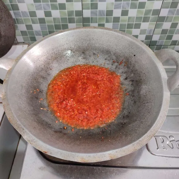 Tumis bumbu halus dengan sisa minyak mengoreng tahu, tempe dan telur.