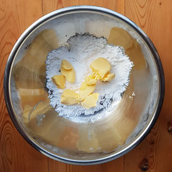 Membuat Kulit : Campur mentega dingin,garam dan gula halus. Aduk hingga rata.