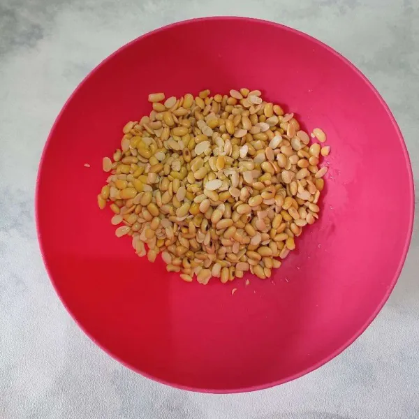 Rendam kacang kedelai semalaman atau minimal 8 jam, setelah direndam kemudian remas-remas kacang kedelai sampai kulit arinya terkelupas. Kemudian buat kulit arinya. Bilas hingga bersih. Lalu tiriskan.