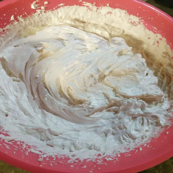 Mixer lagi dengan speed paling tinggi hingga butter cream terasa ringan lembut dan mengembang.