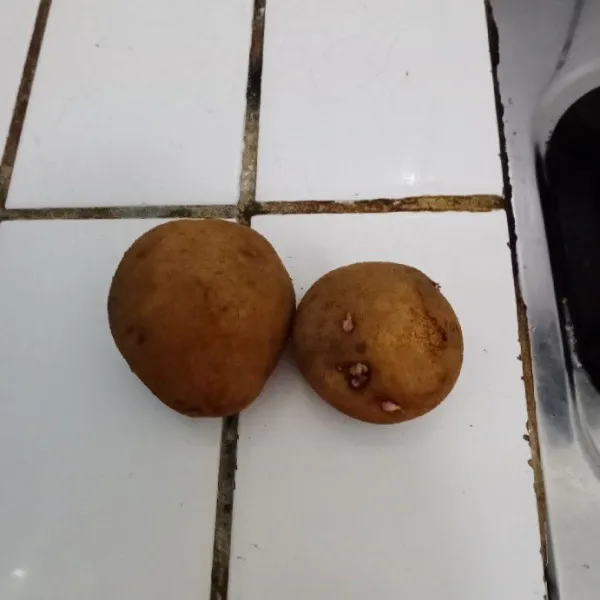 Siapkan kentang. Kupas kentang & cuci hingga bersih.