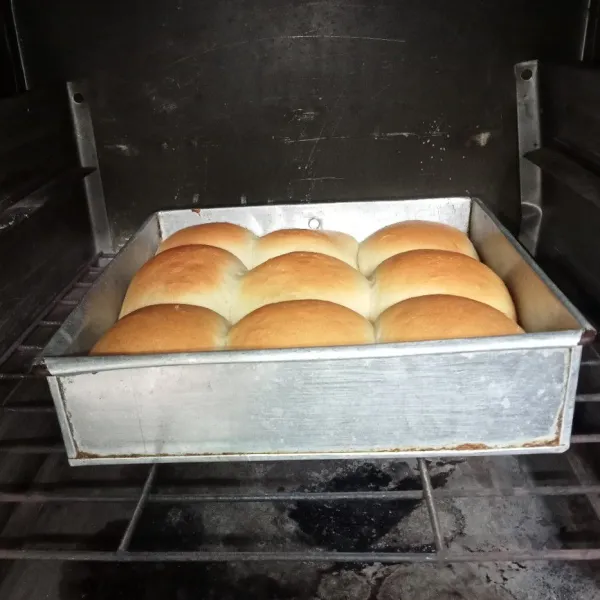 Masukkan adonan ke dalam oven yang sudah dipanaskan terlebih dahulu lalu panggang sampai matang.