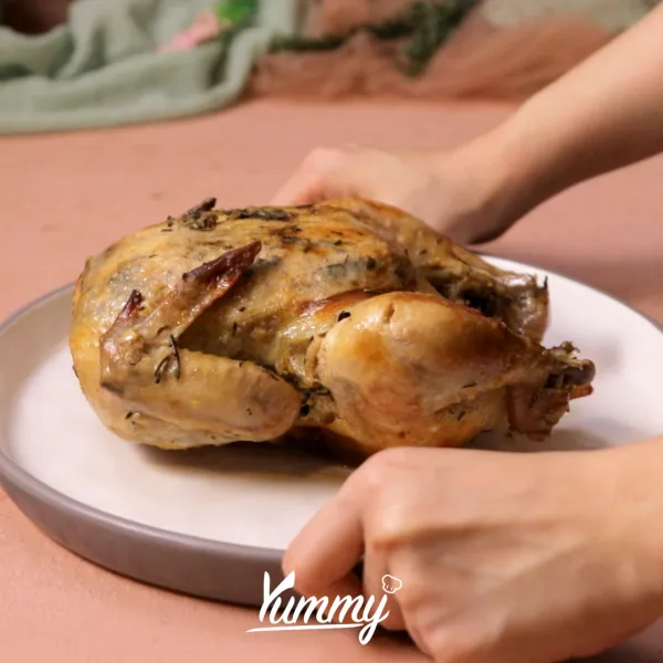 Kemudian letakkan ayam utuh di atas sayur. Panggang ayam di dalam oven dengan suhu 200 C selama kurang lebih 1 jam.