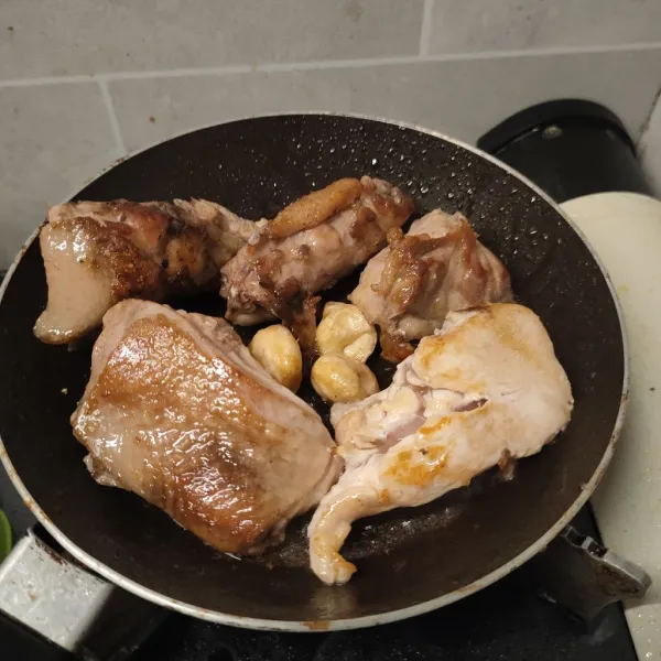 Bakar ayam atau panggang di pan anti lengket, hingga permukaan kecoklatan merata.