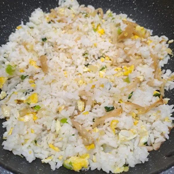 Masukkan nasi putih, bumbui merica bubuk, kaldu jamur, dan garam. Aduk rata sambil koreksi rasa sesuai selera. Angkat dan sajikan.