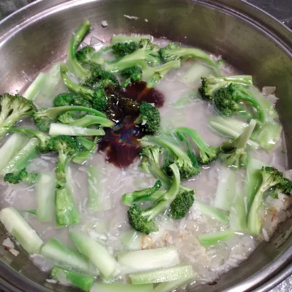 Tuang air, beri saus tiram, kaldu bubuk dan garam. Masak hingga brokoli setengah matang.
