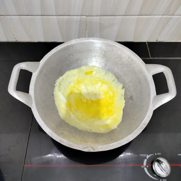 Kocok 1 butir telur dan sedikit garam. Buat telur dadar tipis melebar.
