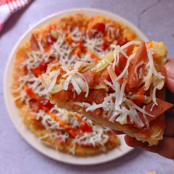 Angkat dan pindahkan pizza nasi ke wadah saji. Tambahkan saos atau mayo di atasnya sesuai selera. 💕